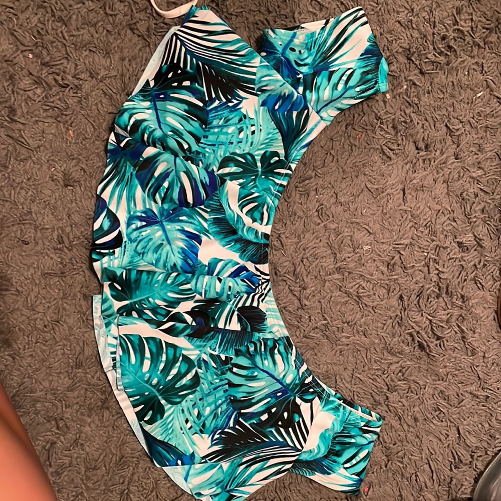 Off the shoulder bathing suit, very fun print for this summer!!